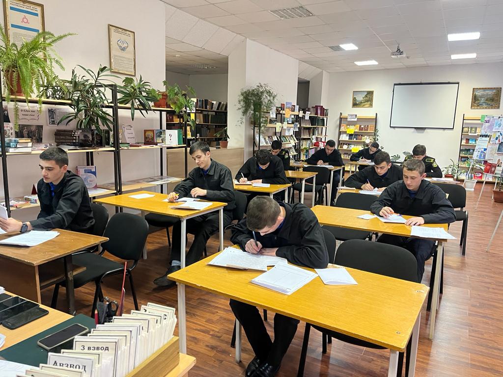 Репетиция ЕГЭ. В ГКК стартовали пробные экзамены для кадетов 7 курса. 20 марта школьники смогли проверить свои знания по русскому языку.