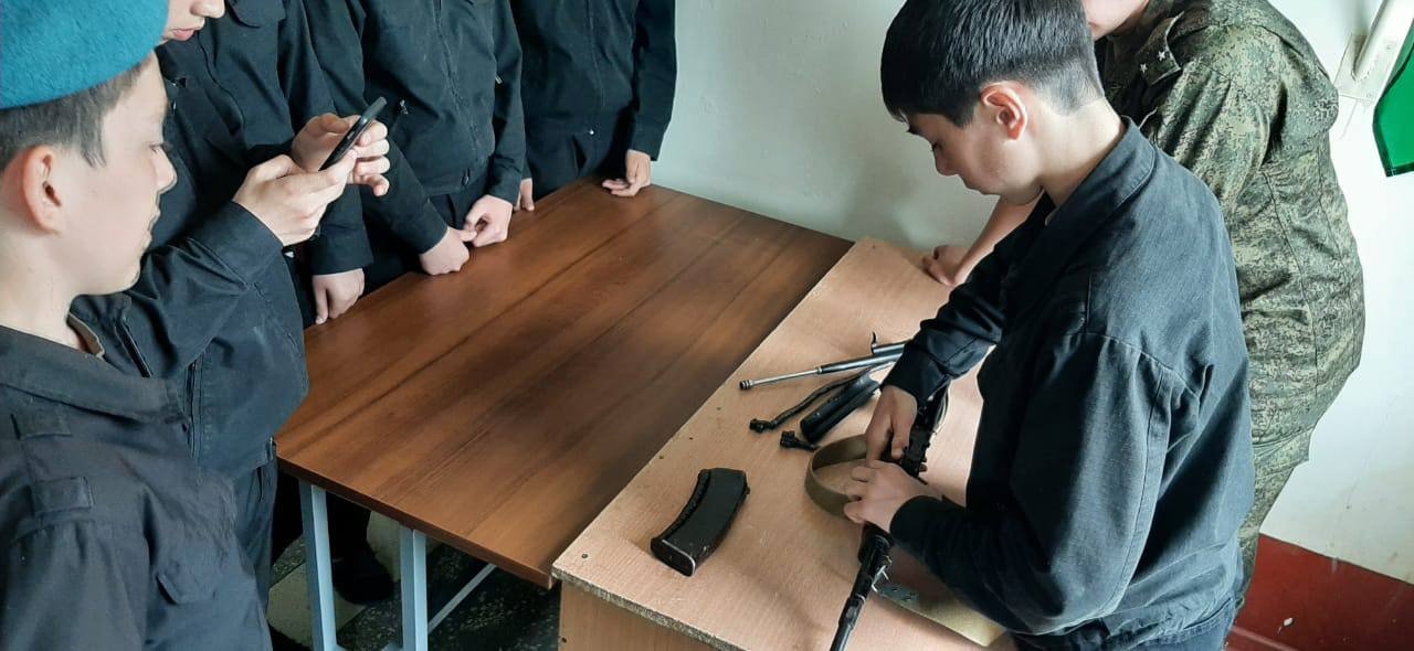 В то время когда учащиеся школ отдыхают , для кадет ГКК это период интенсивной практики и выработки навыков военной подготовки в соответствии с планом проведения военно-полевых сборов.