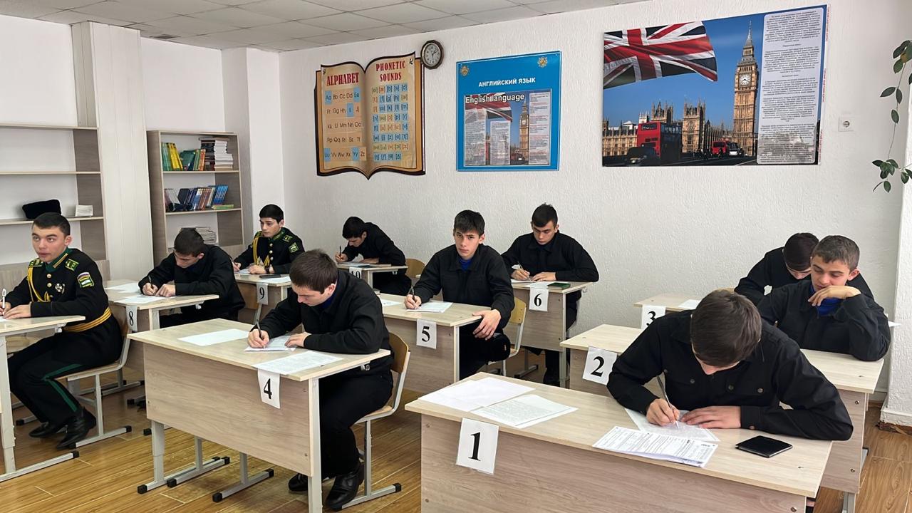 Сегодня 7 декабря, кадеты пишут итоговое сочинение, которое является допуском к ЕГЭ. В ГКК сочинение напишут 26 будущих выпускников. Сегодня 7 декабря, кадеты пишут итоговое сочинение, которое является допуском к ЕГЭ. В ГКК сочинение напишут 26 будущих выпускников..