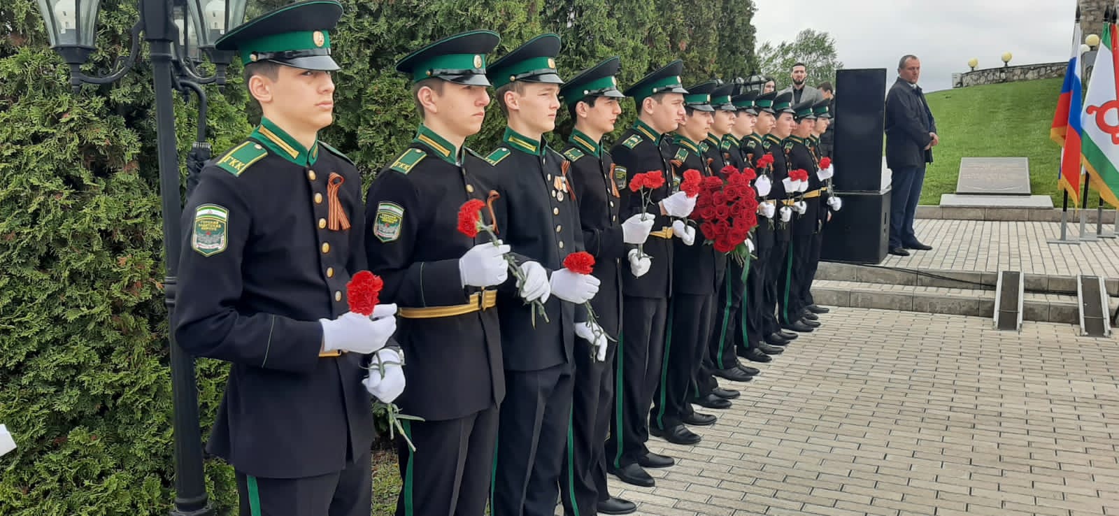 В честь празднования 78-й годовщины Победы в Великой Отечественной войне администрация и кадеты Горского кадетского корпуса приняли участие в торжественном возложении цветов к памятникам в честь павшим воинам в Великой Отечественной Войне.