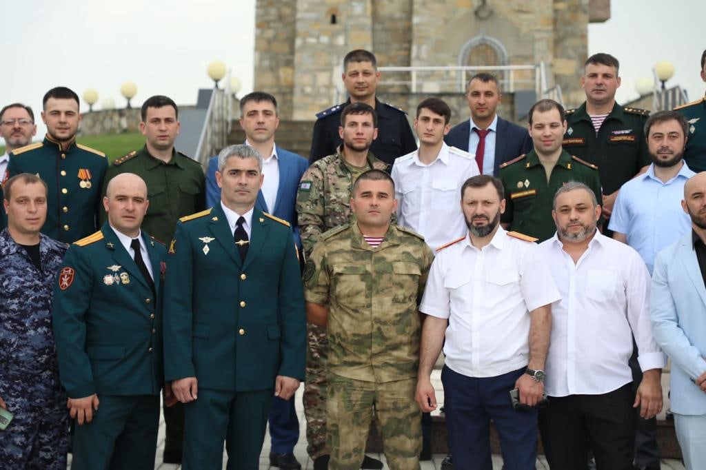 Сегодня в Ингушетии прошла встреча главы региона Калиматова с офицерами и курсантами военных учебных заведений России , в числе приглаженных офицеров был и начальник ГКК КШ «Горский кадетский корпус им. А. Д. Цароева» Ганижев М. З..