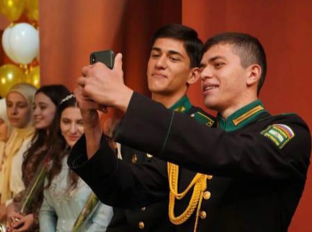Глава республики Махмуд-Али Калиматов сегодня в Доме культуры города Назрань вручил более 200 выпускникам-2023 медали за отличную учебу.